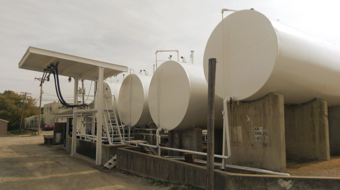 Loading rack and storage tanks 
